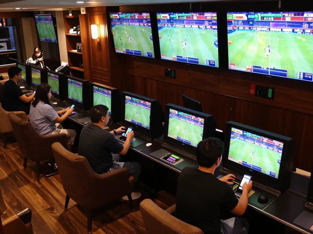 Experience the thrill of placing bets at the 88คลับ sports lounge with live game screens.